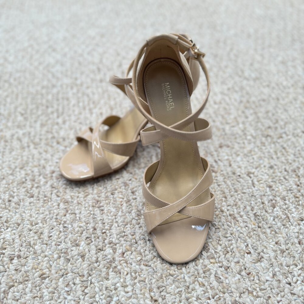 MICHAEL KORS Kinsley Faux Patent Leather Sandal Size 9M Beige Strap